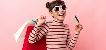 Kind bzw. Teenager mit Zahlkarte beim Shopping - Taschengeld, Kinderkonto