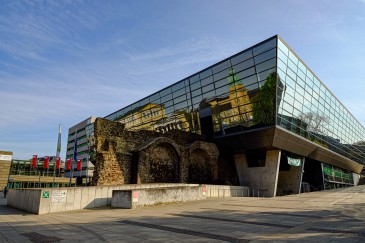 Das Darmstadtium - in der Fassade spiegeln sich das Haus der Geschichten und das Hessische Landesmuseum.