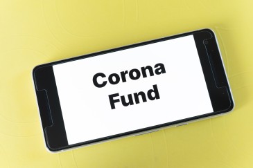 Smartphone mit Schriftzug 'Corona Fund'
