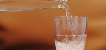 Wasserglas mit Sparda-Schriftzug