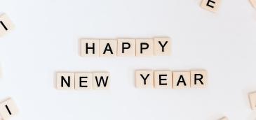 Schriftzug Happy New Year mit Scrabble-Steinen