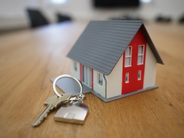 Modell eines Einfamilienhauses mit Schlüssel