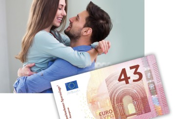 Paar mit Geldschein 43 Euro